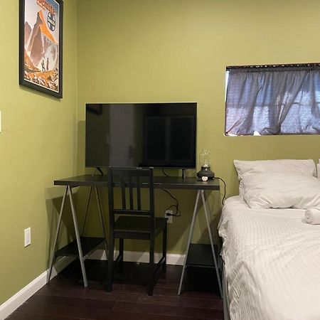 Private Standalone Room W/ Tv, Wifi & Ac In カーソン エクステリア 写真
